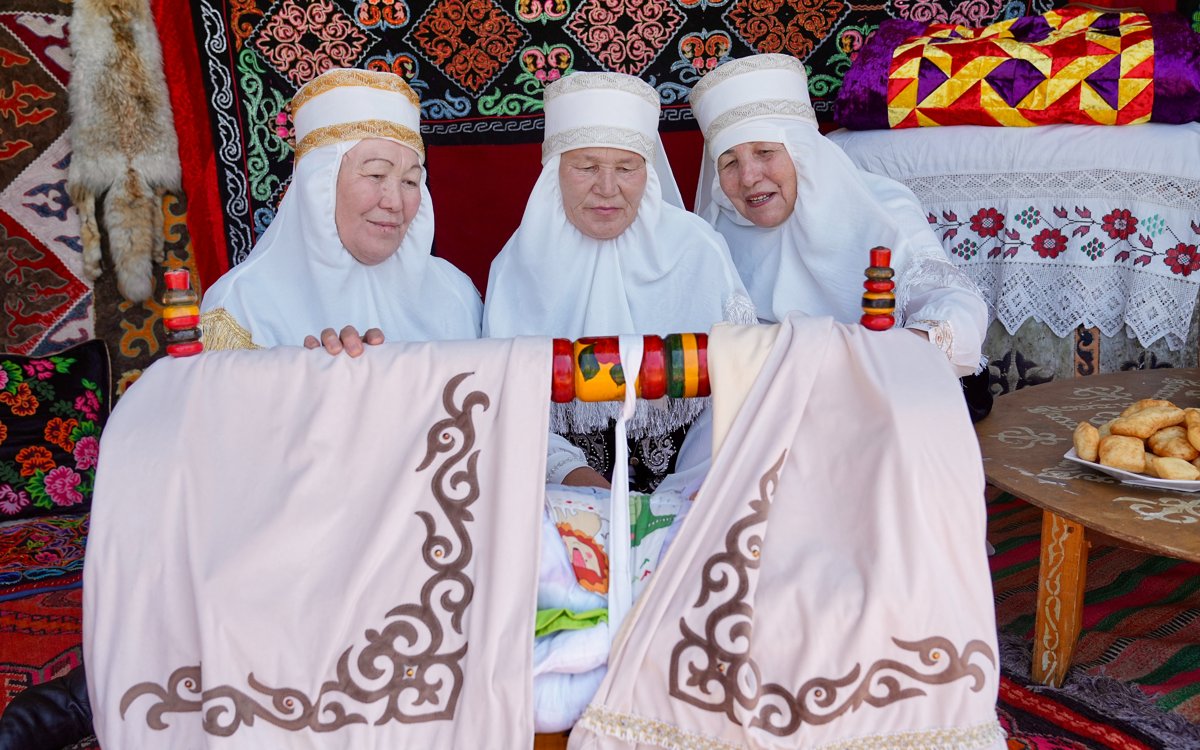Традиции-из-глубины-веков:-кто-должен-дарить-бесік-новорожденному