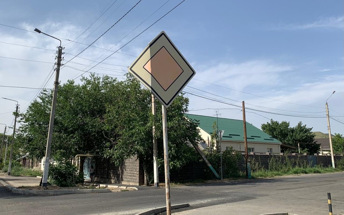 Нужно-ли-выполнять-требования-поврежденных-дорожных-знаков-в-Казахстане