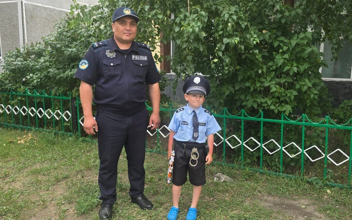 Полицейский-мальчик-помогает-следить-за-порядкам-в-родном-селе-в-Павлодарской-области