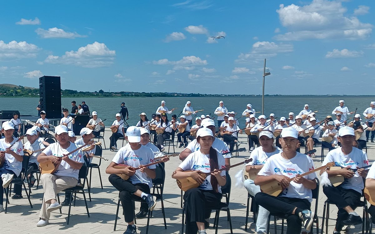 Около-3000-домбристов-исполнили-кюи-на-набережной-в-Кокшетау