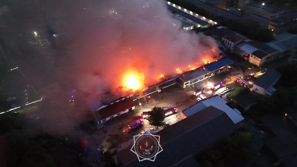 Крупный-пожар-в-Усть-Каменогорске-охватил-2450-квадратных-метров-здания