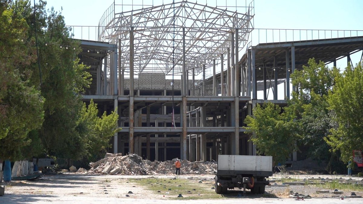 В-центре-Шымкента-сносят-незаконный-капитальный-трехэтажный-объект