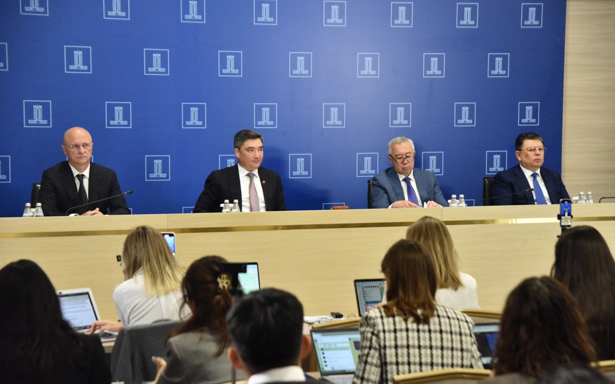 Почему-Олжас-Бектенов-не-критикует-министров-публично