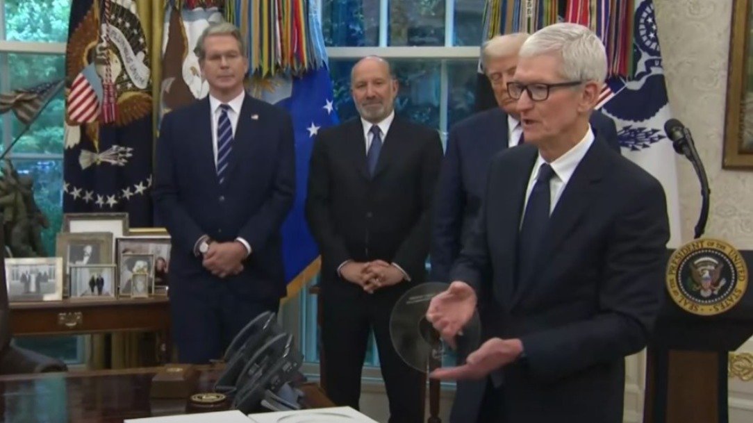 Глава-apple-подарил-Трампу-стеклянный-сувенир-на-золотой-подставке
