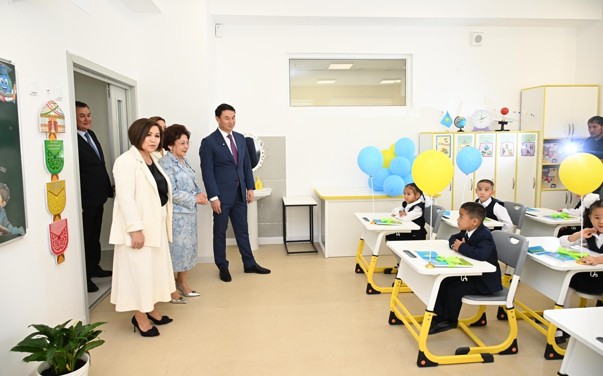 Аким-Алматы-поздравил-школьников-с-Днем-знаний-и-открыл-новые-школы