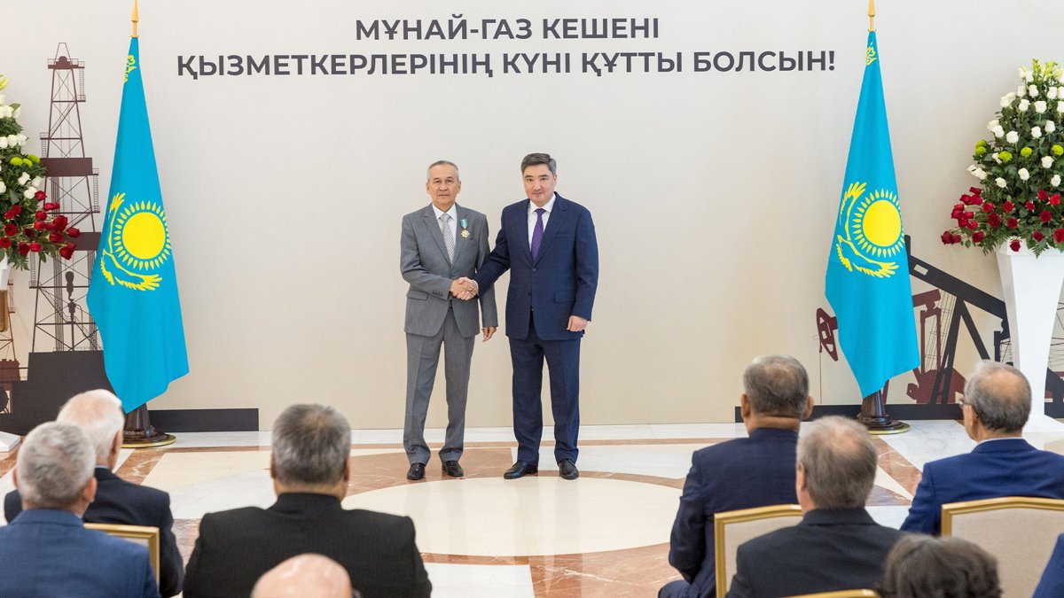 Госнаграды-от-имени-Президента-вручил-работникам-нефтегазовой-отрасли-Олжас-Бектенов