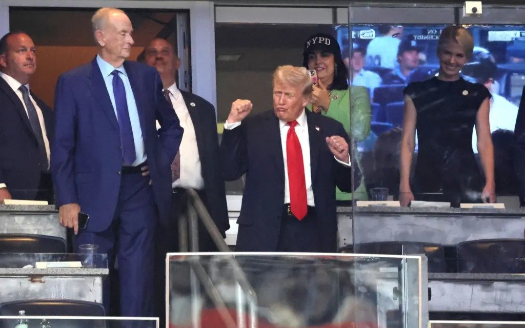 Трамп-смотрел-бейсбольный-матч-в-Нью-Йорке-за-пуленепробиваемым-стеклом