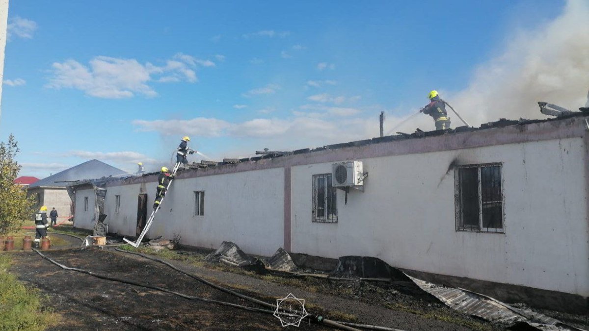 280-квадратных-метров-загоревшейся-кровли-потушили-в-Астане