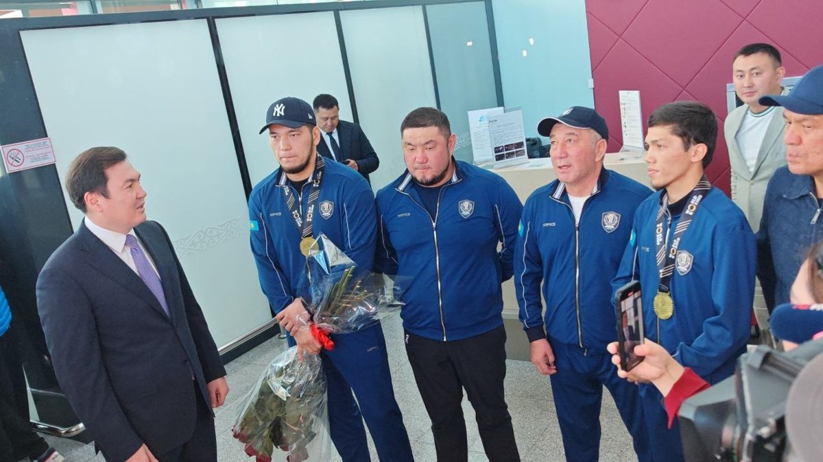 Казахстанских-боксеров-торжественно-встретили-в-аэропорту-Астаны