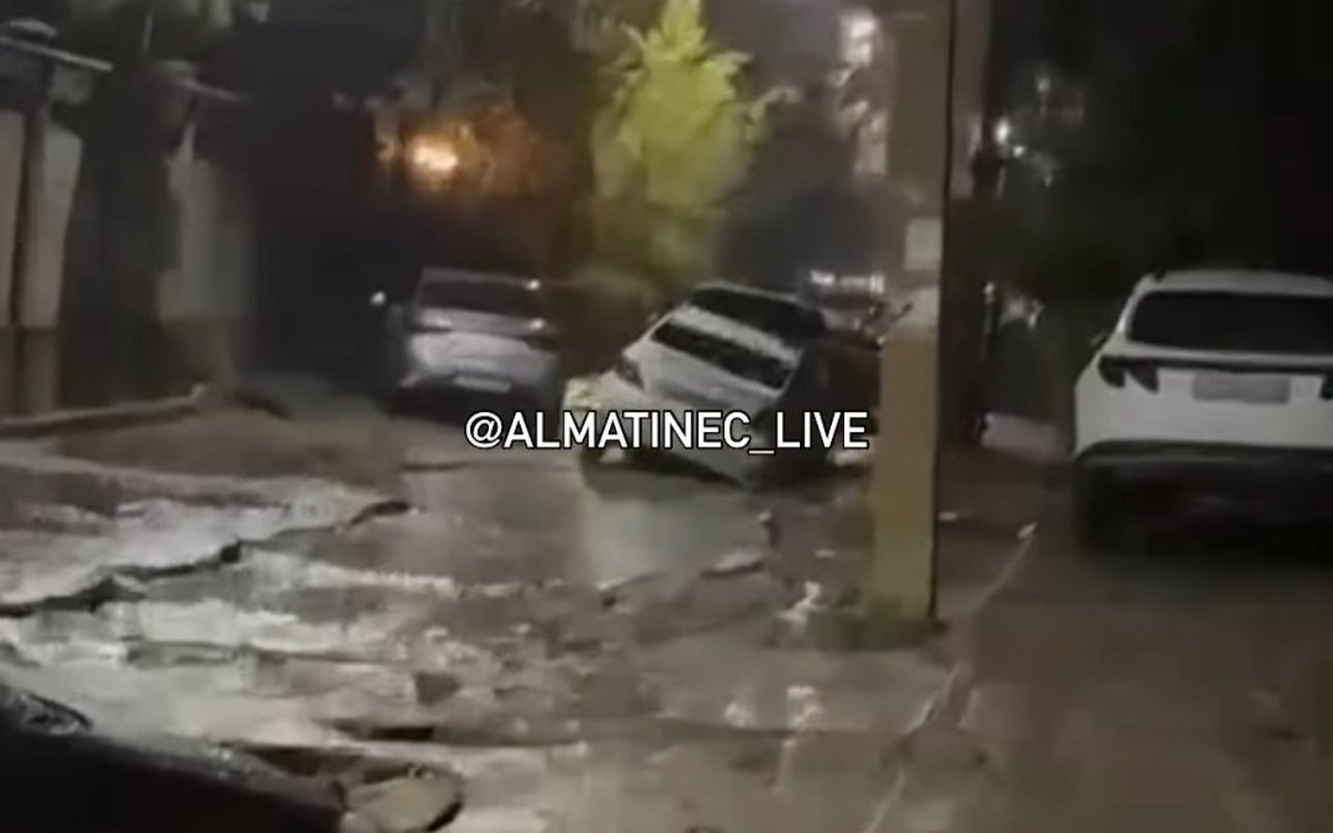 Автомобильный-коллапс:-дождь-размыл-дорогу-в-Алматы
