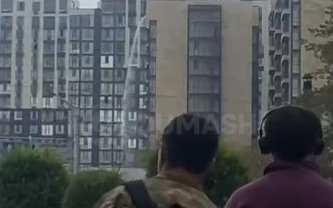 В-Алматы-с-крыши-многоэтажки-хлынул-«водопад»