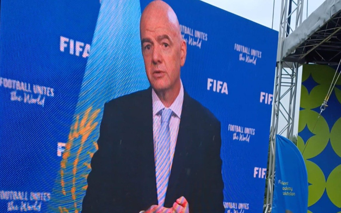 Президент-ФИФА-на-фоне-флага-Казахстана-обратился-к-футбольной-общественности