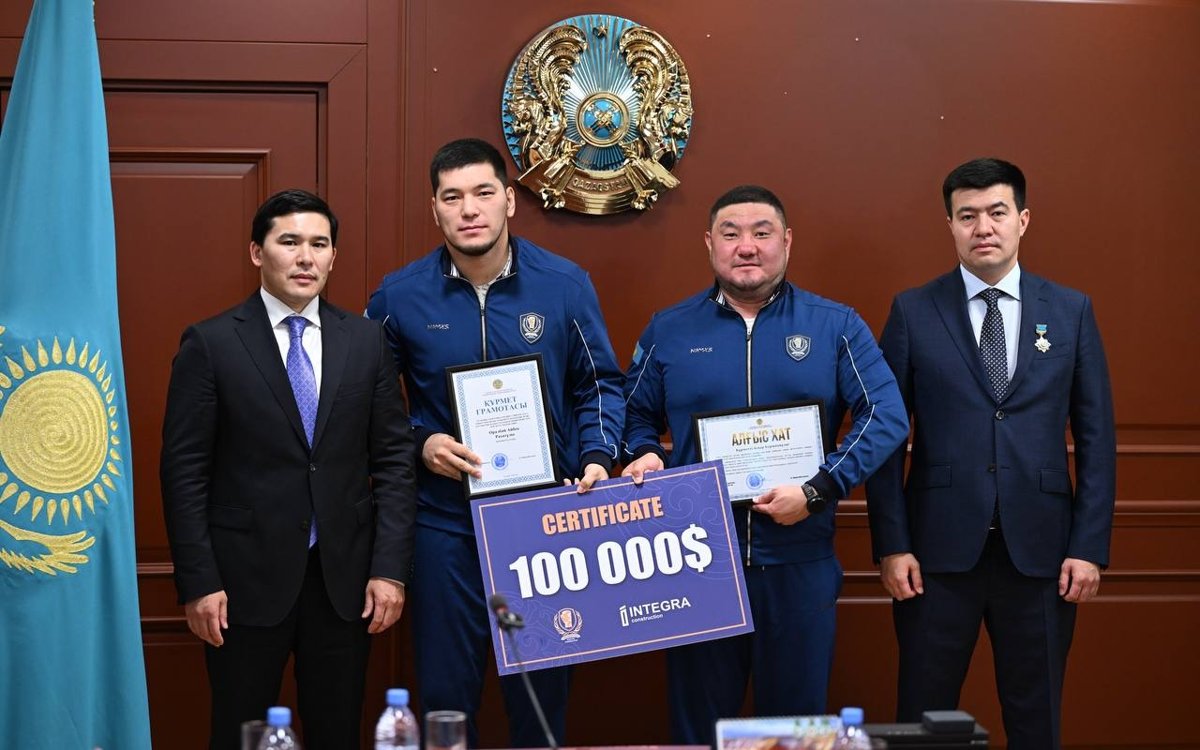 Казахстанские-чемпионы-мира-по-боксу-и-тренеры-получили-по-100-тысяч-долларов