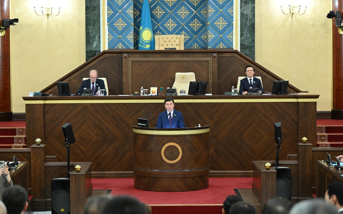 Надо-найти-разумный-баланс-—-депутаты-о-регулировании-ИИ-в-Казахстане