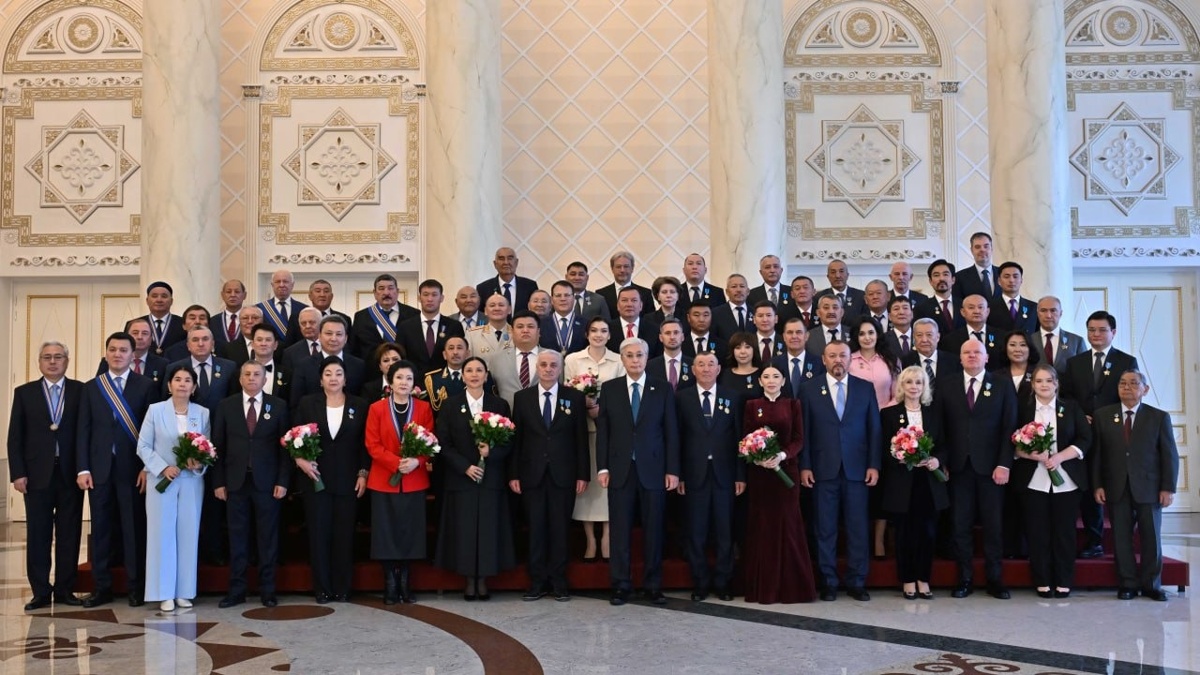 Президент-вручил-награды-ко-Дню-Республики-ряду-казахстанцев