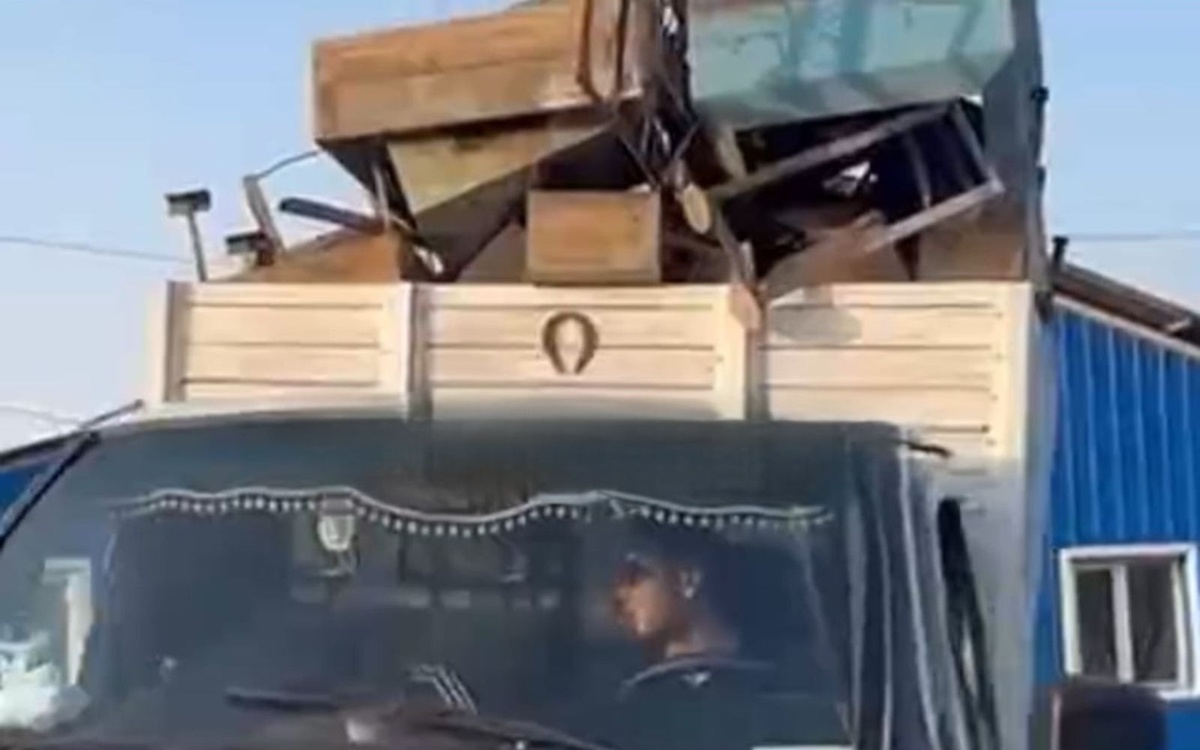 Грузили-памятники-и-оградки-с-могил:-полиция-Алматы-объяснила-видео