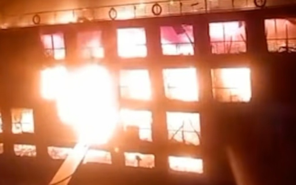 Лайнер-с-200-туристами-на-борту-загорелся-на-реке-Нил-в-Египте