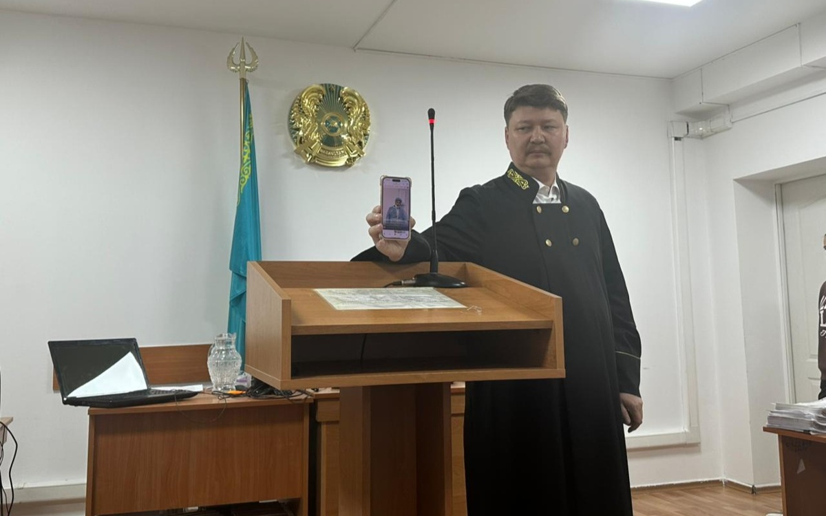 Суд-над-«Казахским-Робин-Гудом»:-просмотр-видео-вызвал-перепалку