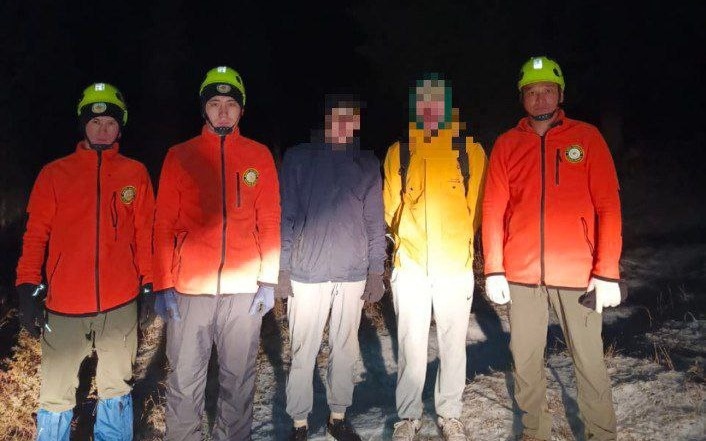 В-горах-Алматы-спасатели-помогли-спуститься-двум-подросткам