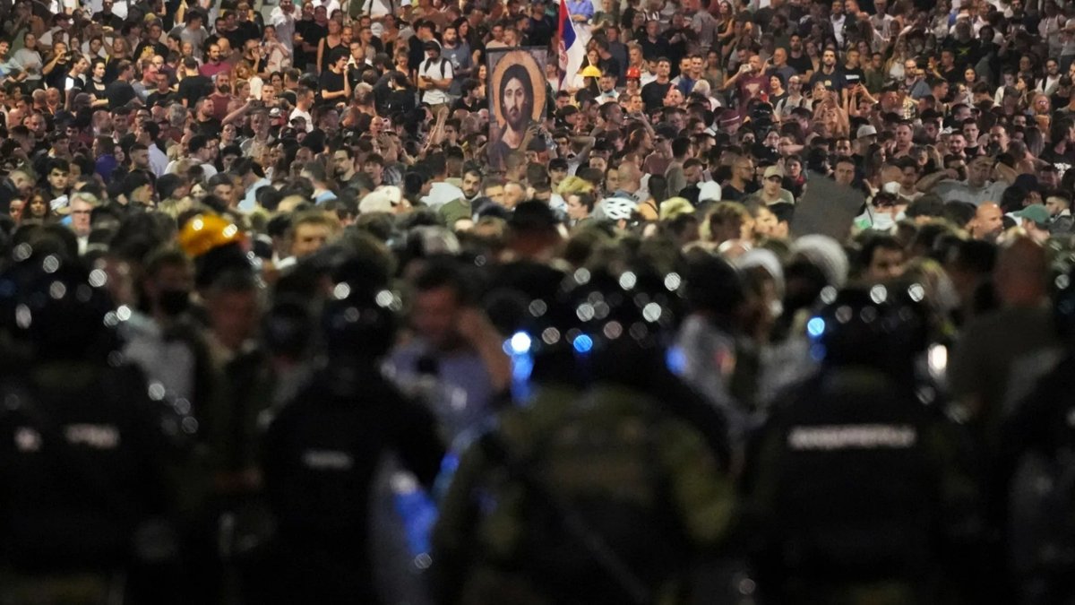 МВД-Сербии-заявило-о-нападении-на-участников-митинга-в-центре-Белграда