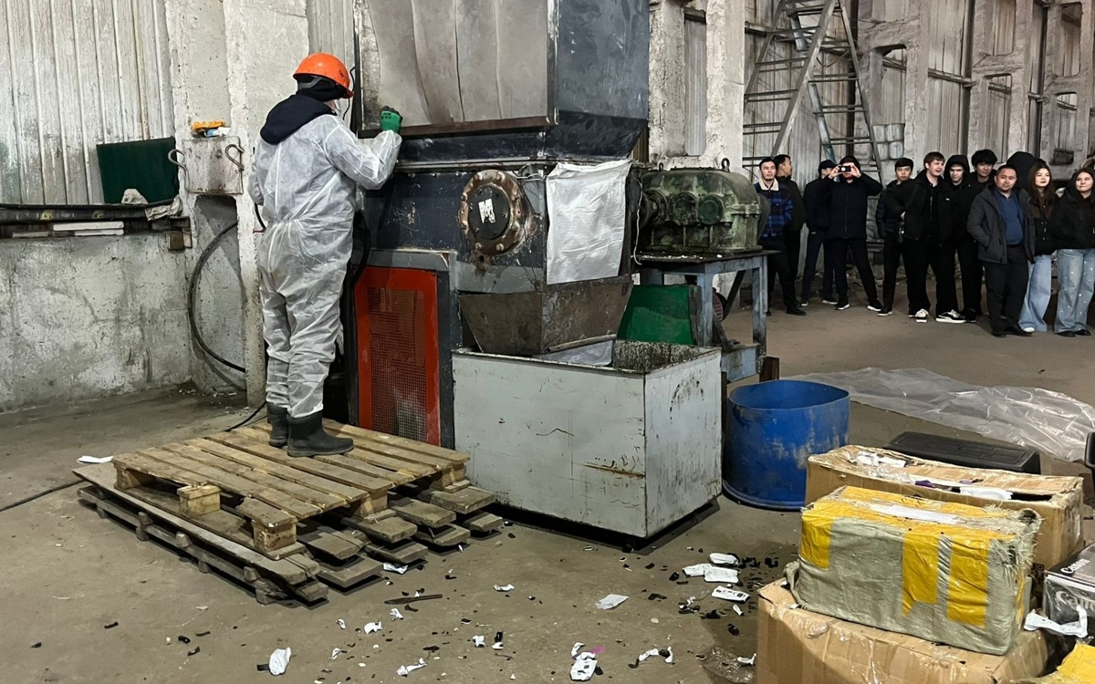 Незаконный-товар-на-315-млн-тенге-разбили-молотками-в-Павлодаре