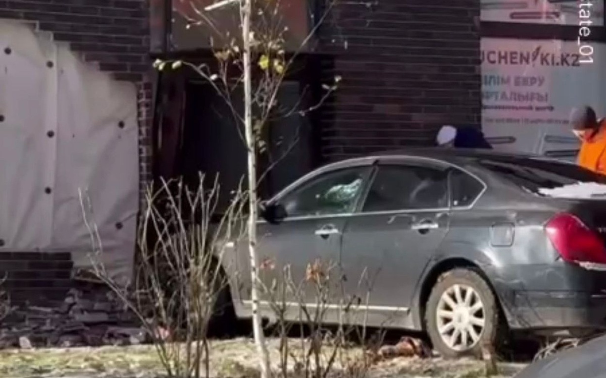 Автомобиль-влетел-в-жилой-дом-в-Астане