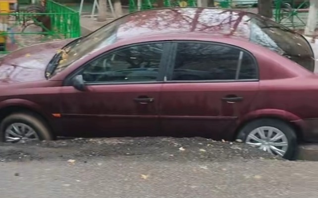 Автомобили-ушли-под-асфальт-в-Шымкенте:-кто-возместит-ущерб