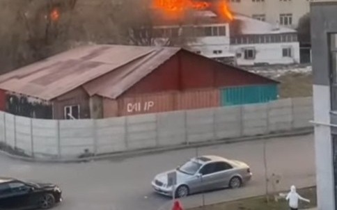 Детский-дом-горит-в-Алматы:-огнем-охвачены-столовая-и-кровля