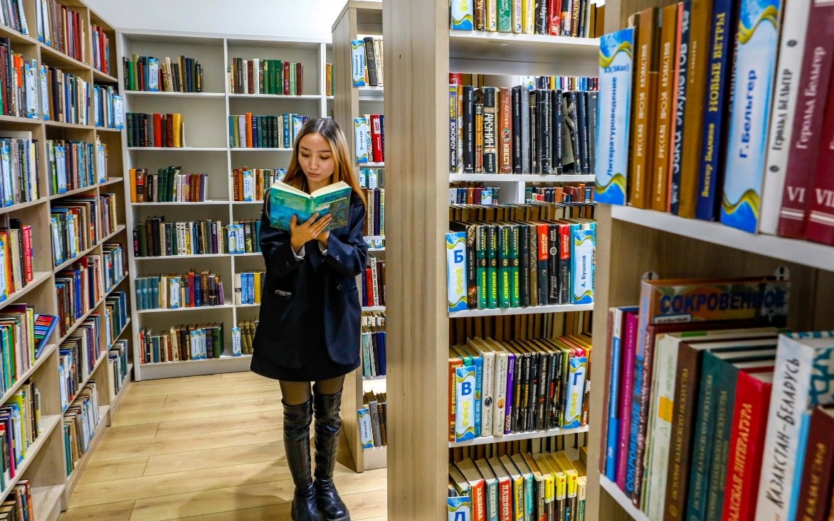 Доставка-книг-и-мобильное-приложение:-как-обновляются-библиотеки-Алматы