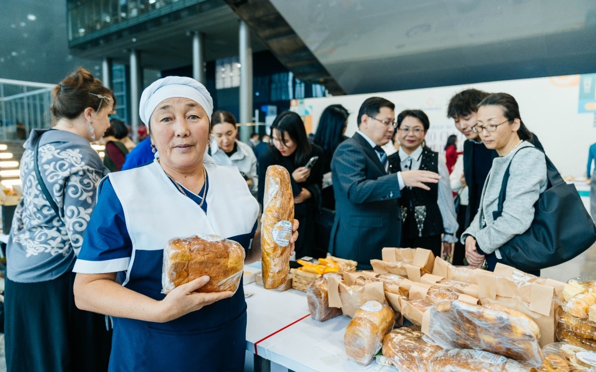 Одно-село-—-один-продукт:-в-Астане-представили-лучшие-продукты-регионов-Казахстана
