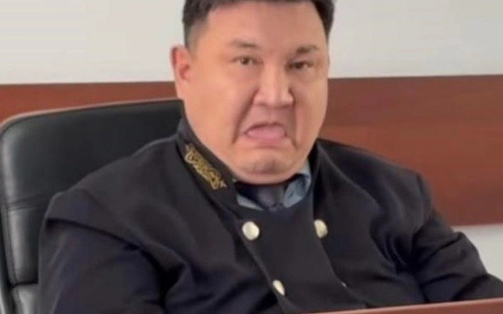 Какое-решение-приняло-Судебное-жюри-по-делу-судьи-Карабаева,-показавшего-язык