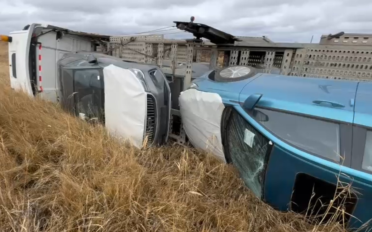 Автовоз-с-восьмью-новыми-авто-перевернулся-в-Акмолинской-области