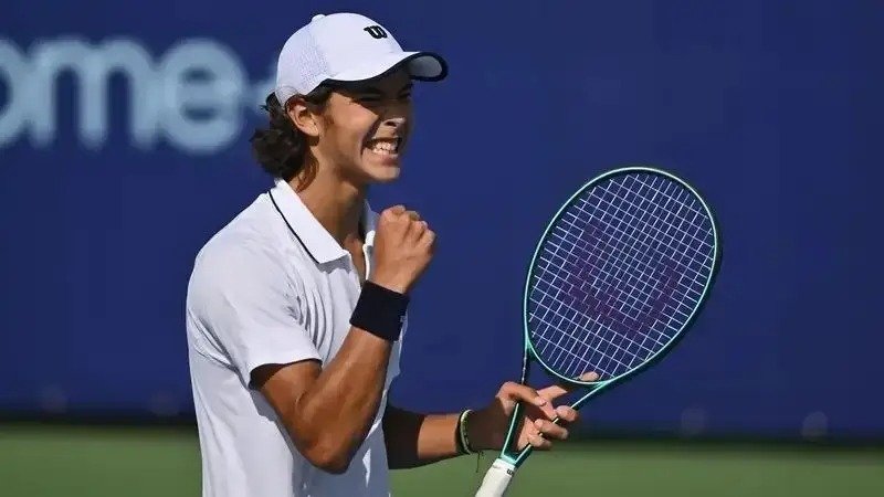 18-летний-Амир-Омарханов-выиграл-первый-взрослый-титул-в-карьере
