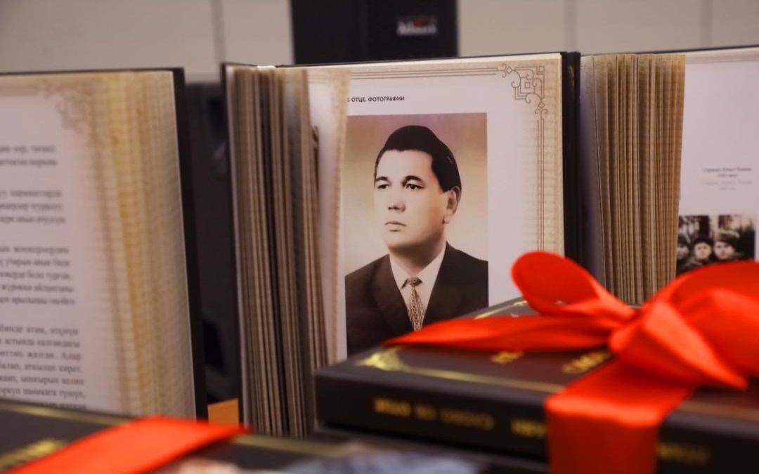Книгу-Касым-Жомарта-Токаева-«Слово-об-отце»-перевели-на-кыргызский-язык