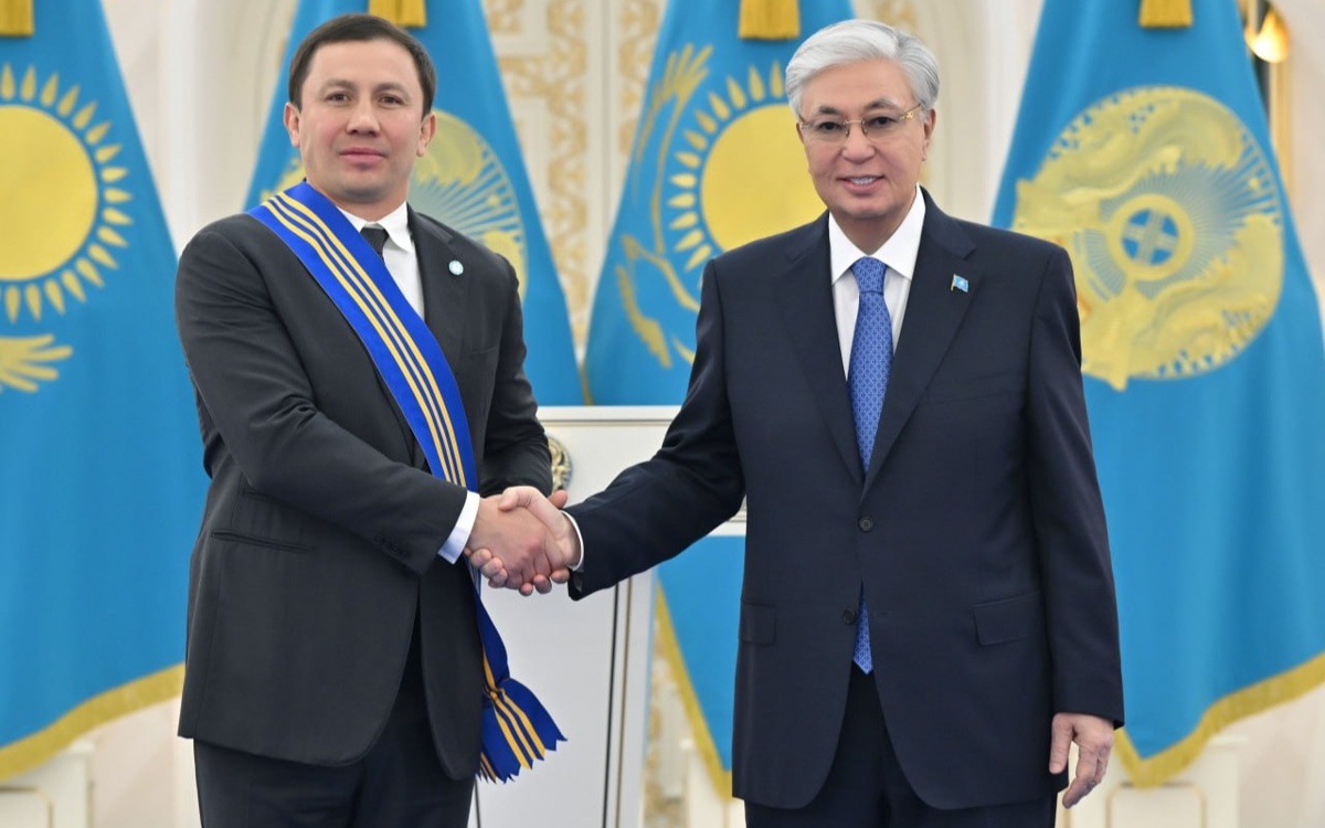 Президент-наградил-Геннадия-Головкина-орденом-«Барыс»