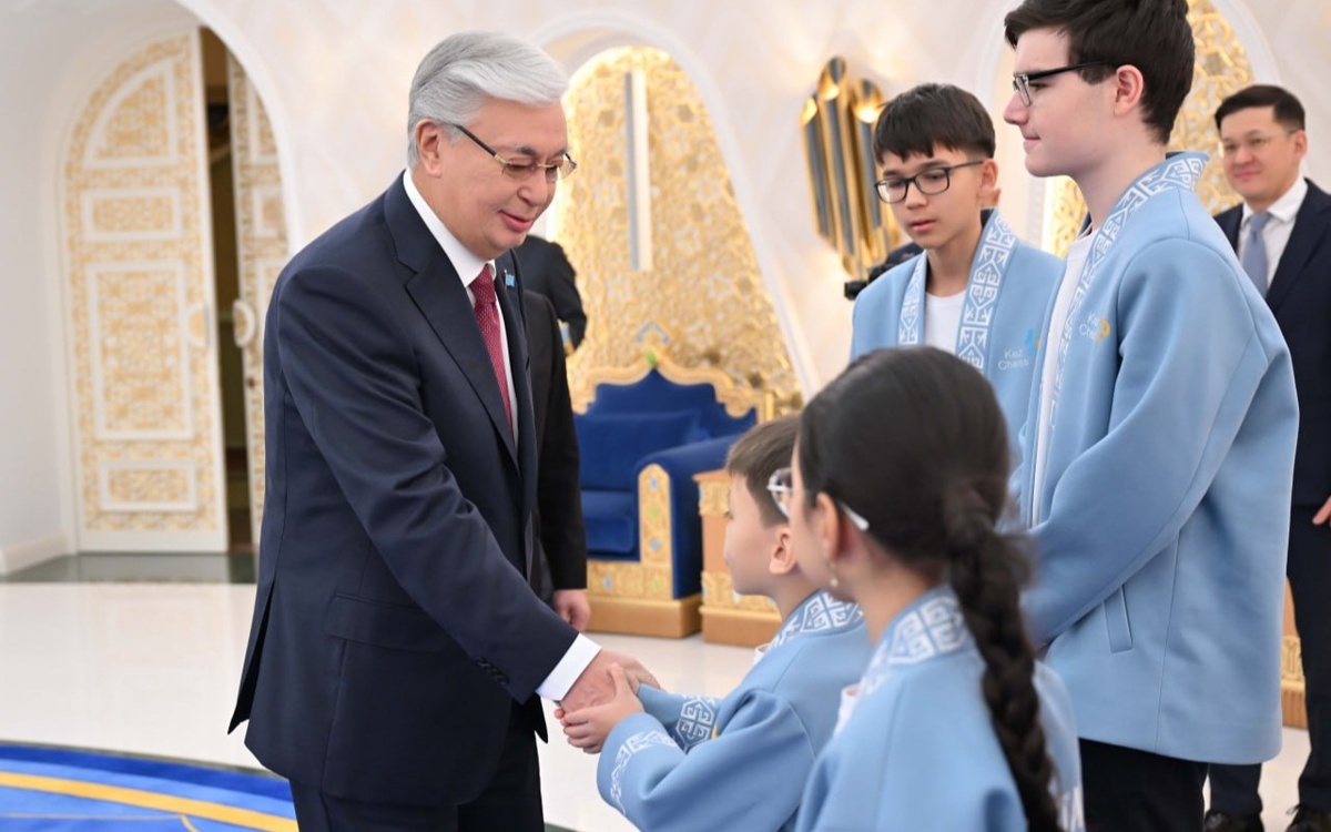 Президент-встретился-с-юными-призерами-чемпионатов-мира-по-шахматам