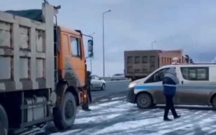 Водителя-большегруза,-едва-не-сбившего-полицейского,-задержали-в-Семее