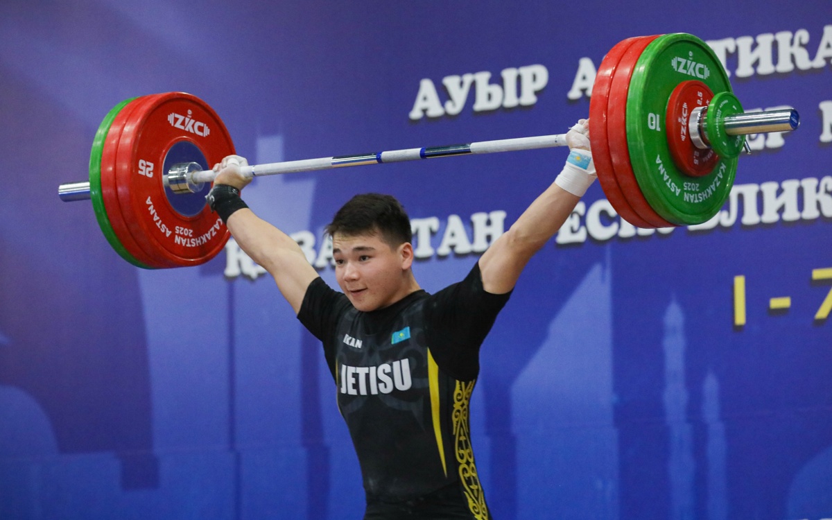 Акжол-Курманбек-стал-новым-чемпионом-Казахстана-по-тяжелой-атлетике
