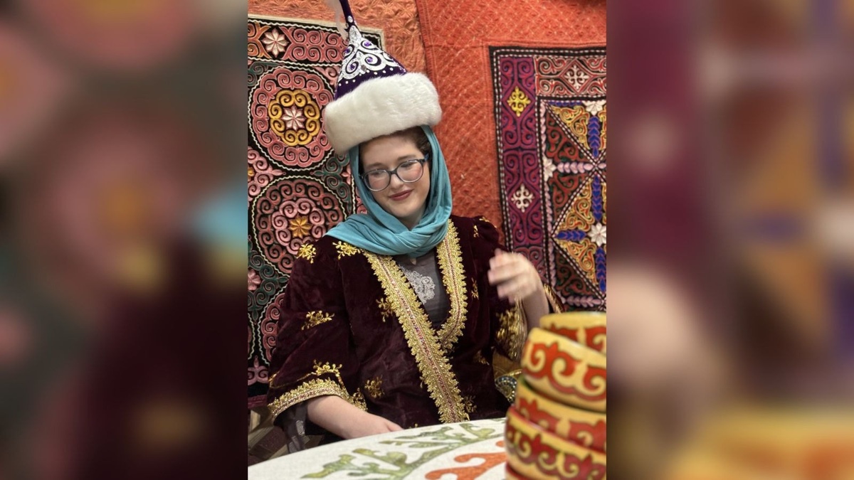 На-русском-и-кыргызском-говорю-с-казахским-акцентом-—
американка-полиглот-Камила-Фарр