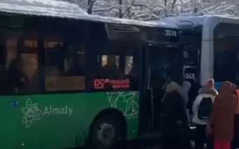Автобус-и-троллейбус-столкнулись-в-Алматы:-есть-пострадавшая
