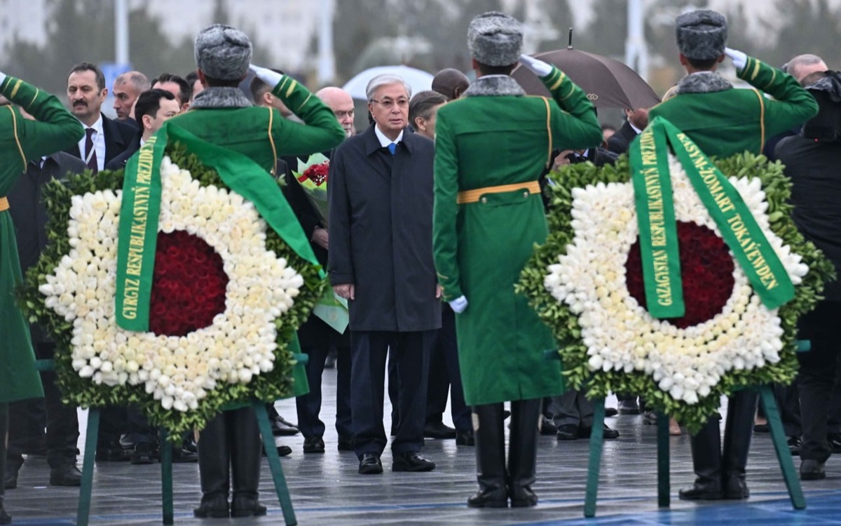 Касым-Жомарт-Токаев-возложил-венок-к-Монументу-Нейтралитета-в-Ашхабаде