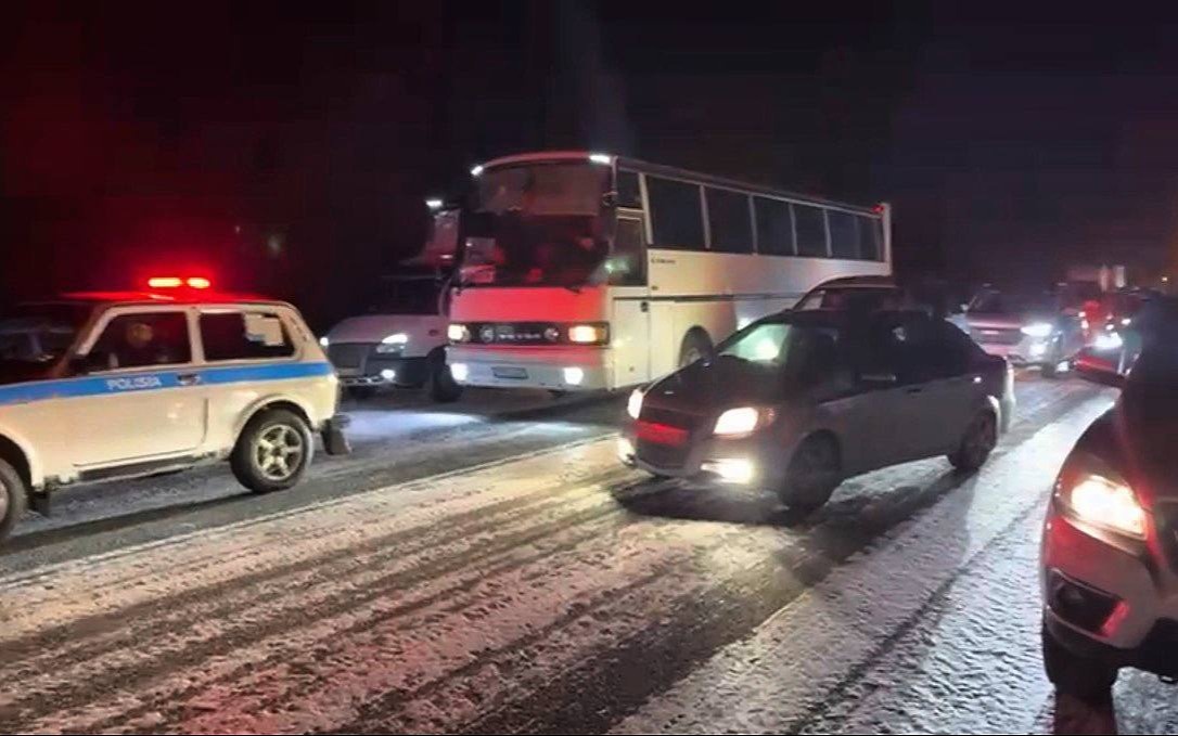 Полицейские-области-Абай-из-за-непогоды-сопровождают-колонну-из-более-100-машин