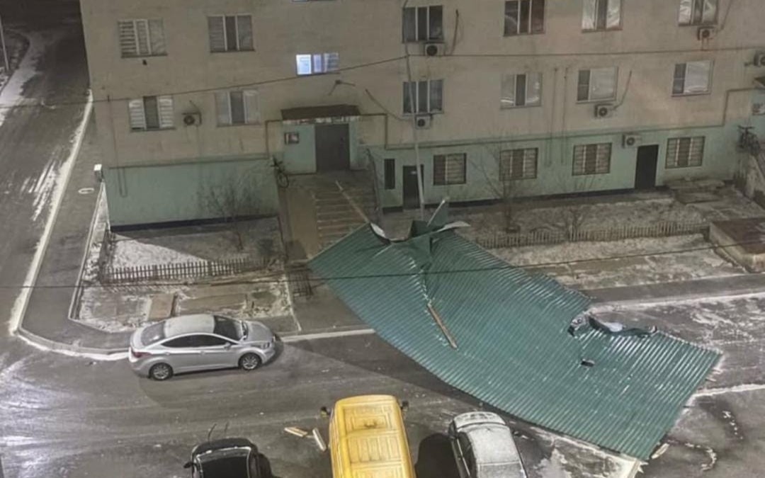Сильный-ветер-в-Атырау-сносит-крыши-и-обрывает-линии-электропередачи