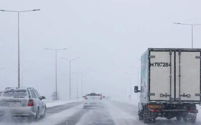 Движение-автотранспорта-ограничили-в-двух-областях-Казахстана