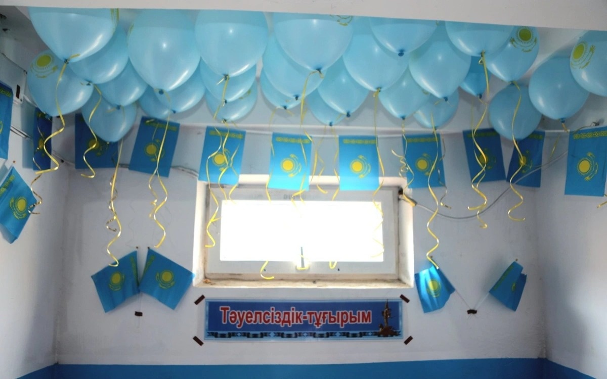Флаги-на-балконах-и-в-подъездах:-как-дома-в-Туркестане-украшают-ко-Дню-Независимости