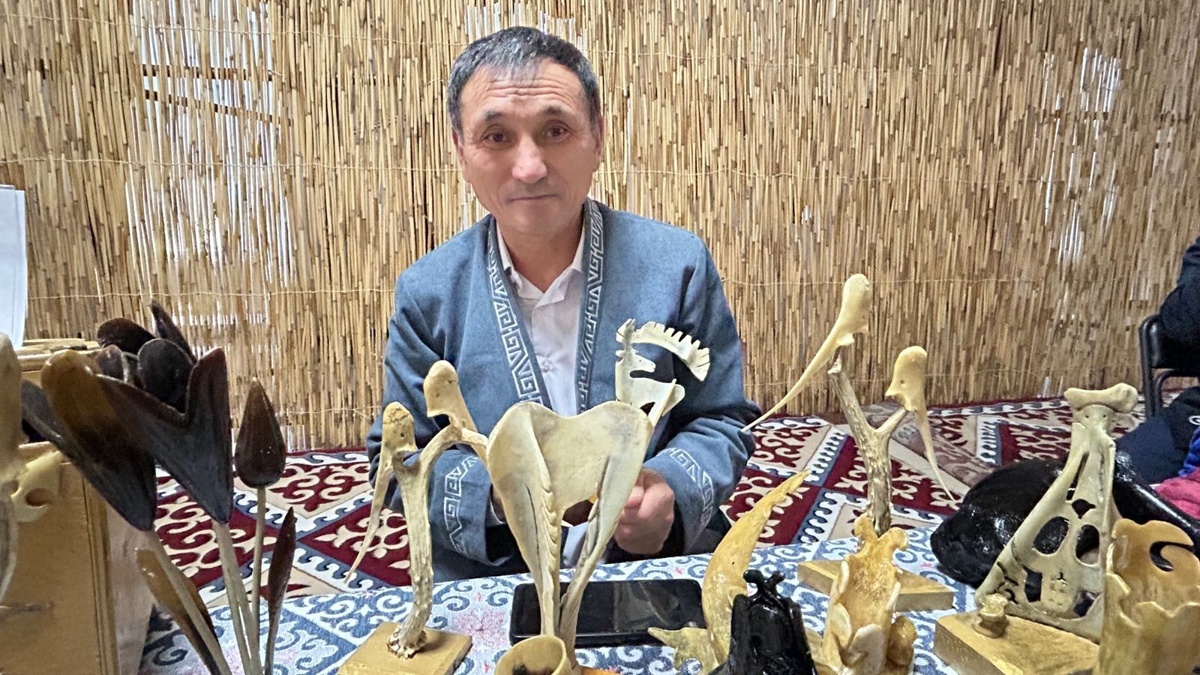 Школьный-учитель-изготавливает-сувениры-из-костей-в-Актюбинской-области