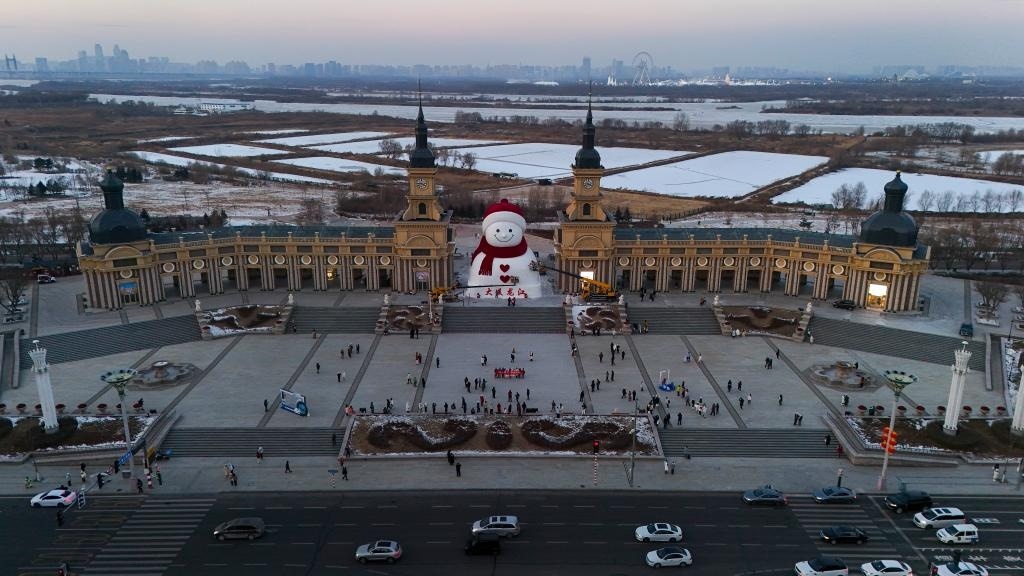 Крупнейший-в-мире-ледово-снежный-тематический-парк-открылся-в-Китае