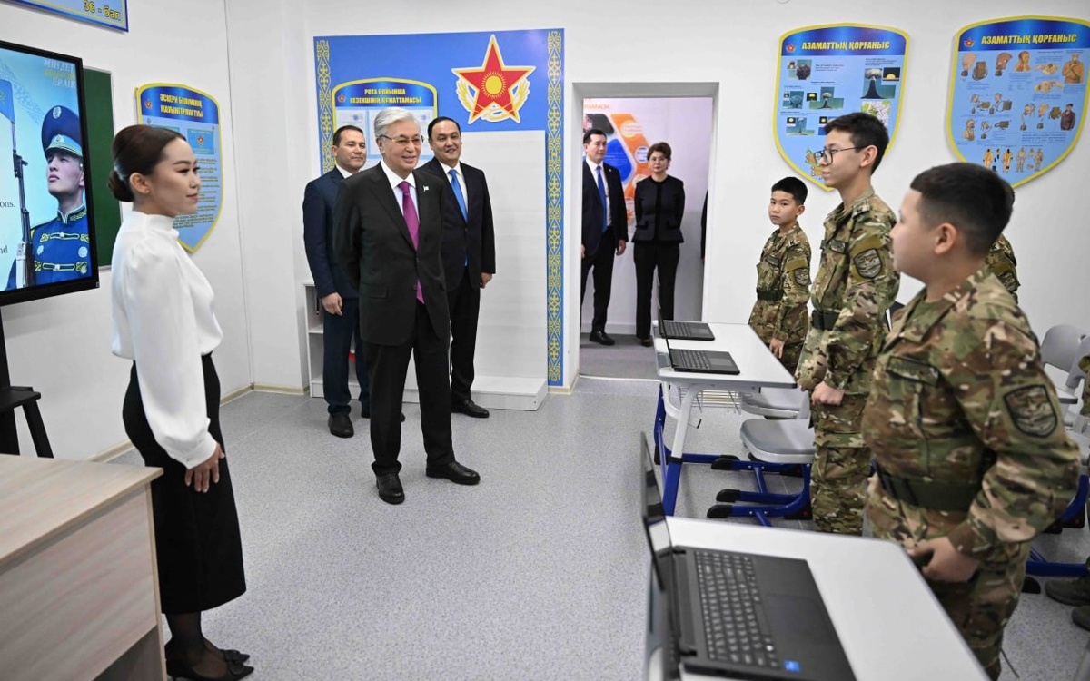 Касым-Жомарт-Токаев-посетил-специализированную-военную-школу-интернат-в-Таразе