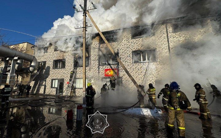 Пожар-в-трехэтажном-здании-в-Астане-тушат-по-повышенному-ранг