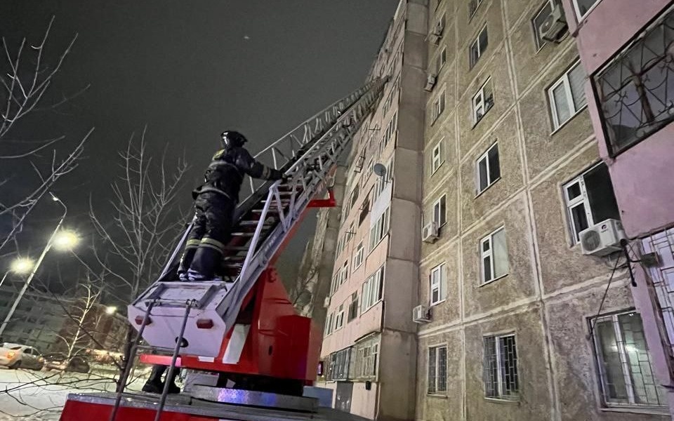60-человек-эвакуировали-при-пожаре-в-девятиэтажке-в-Уральске